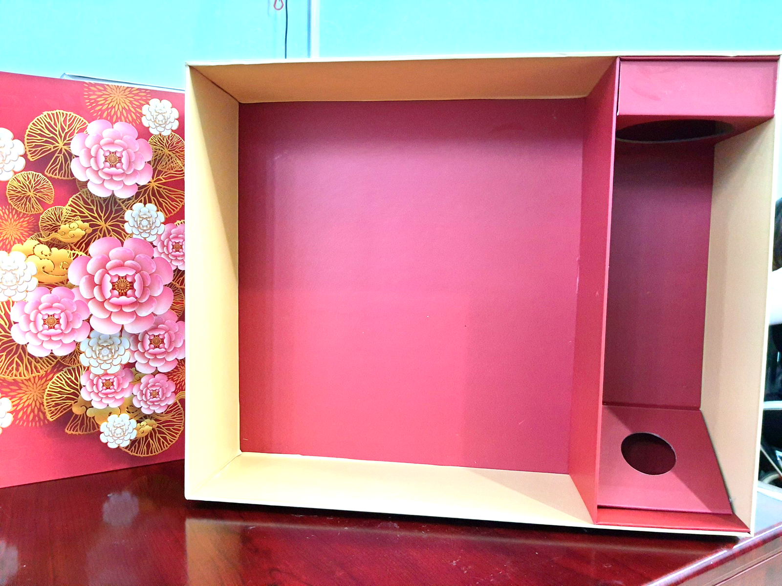 The Tet gift box is sturdy and luxurious